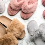 Cum să alegi papucii de casă potriviți pentru tine: textil, piele, lână sau pluș