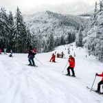 Pârtiile de la Sinaia au fost luate cu asalt de turiști în prima zi a anului. Peste 1000 de oameni se bucură de zăpadă