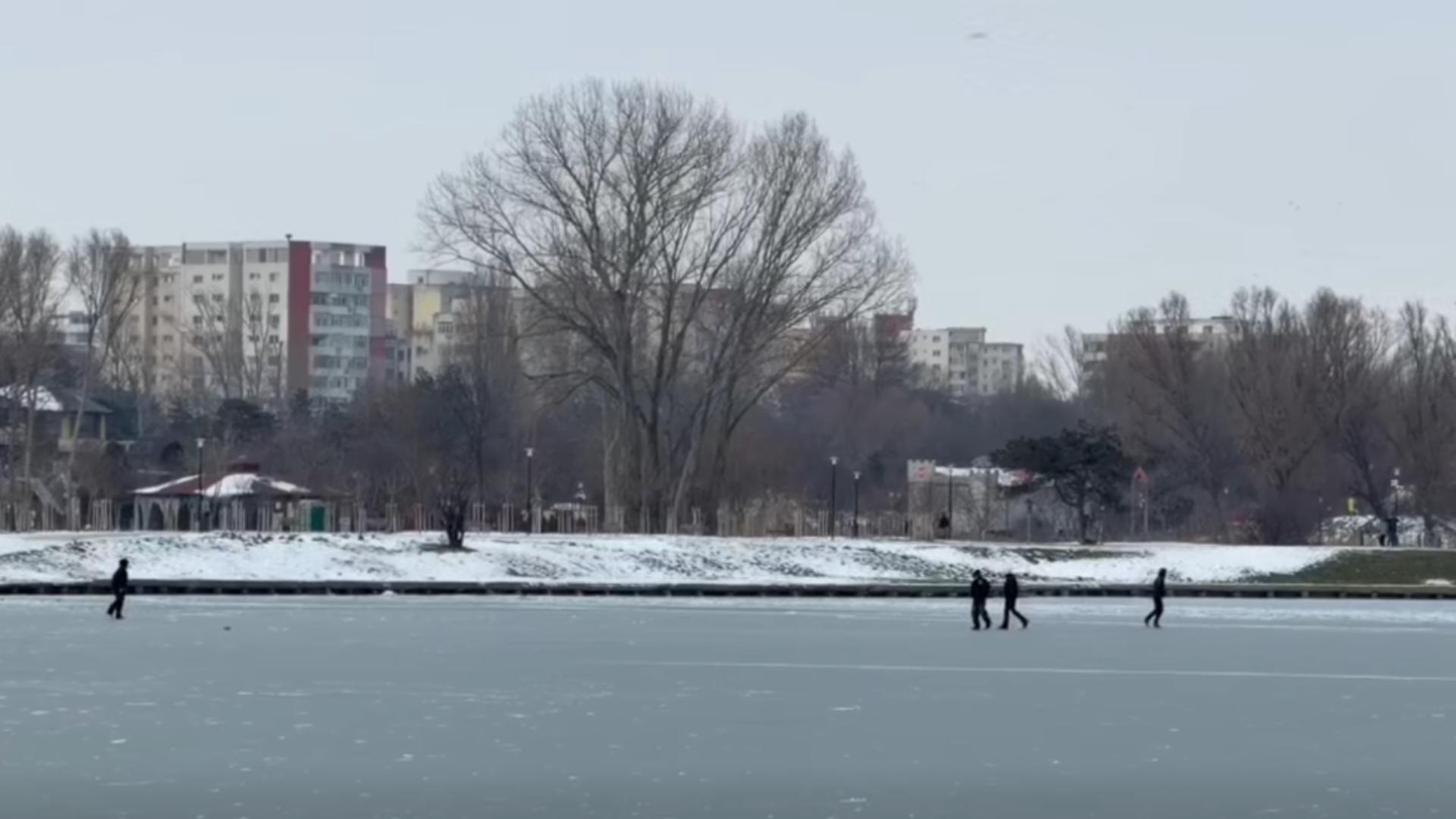 Tot mai mulți români ignoră avertizările și se aventurează pe lacuri înghețate, chiar și după accidentul grav de la Craiova – VIDEO