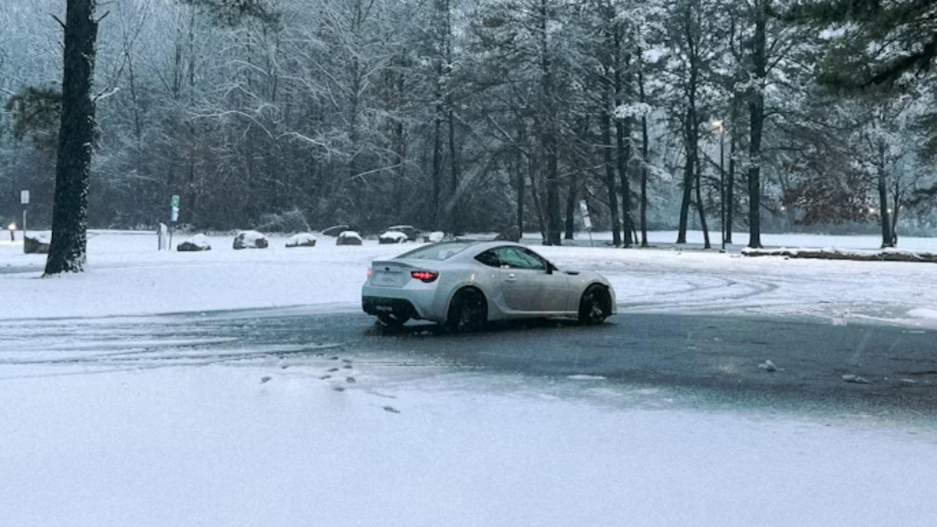 Amenzi usturătoare pentru șoferii care fac drifturi pe zăpadă. Vor rămâne și fără permis de conducere