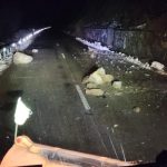 Căderi de pietre pe DN 57. Drumarii acționează pentru restabilirea circulației în condiții de siguranță