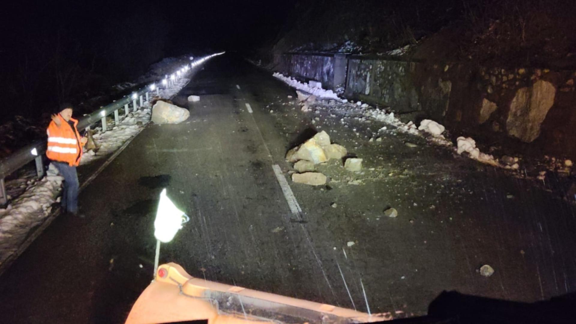 Căderi de pietre pe DN 57. Drumarii acționează pentru restabilirea circulației în condiții de siguranță
