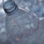 Un pensionar sărman a rămas fără ajutor social după ce a declarat banii obținuți din sticle reciclabile