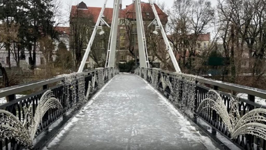 Podul lui Bolojan cu sistem anti-îngheț a înghețat. Investiția premierului s-a făcut praf