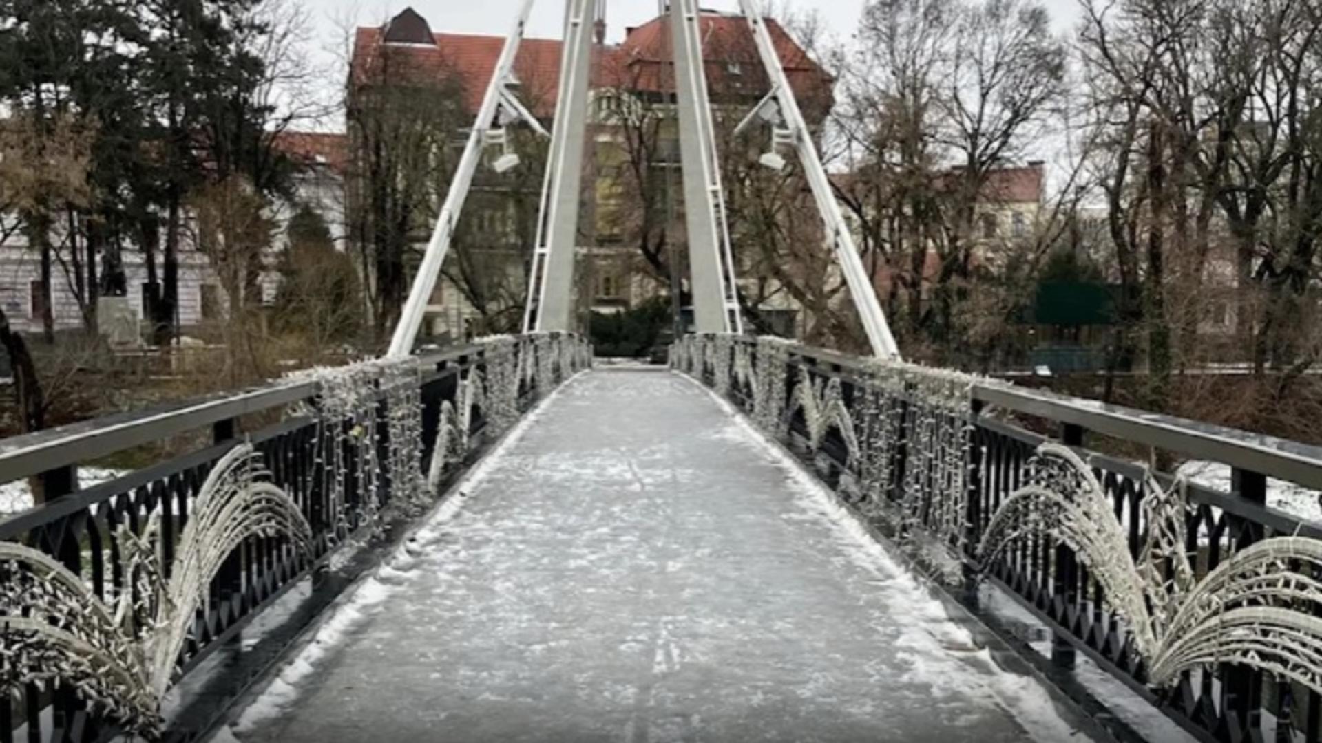 Podul lui Bolojan cu sistem anti-îngheț a înghețat. Investiția premierului s-a făcut praf