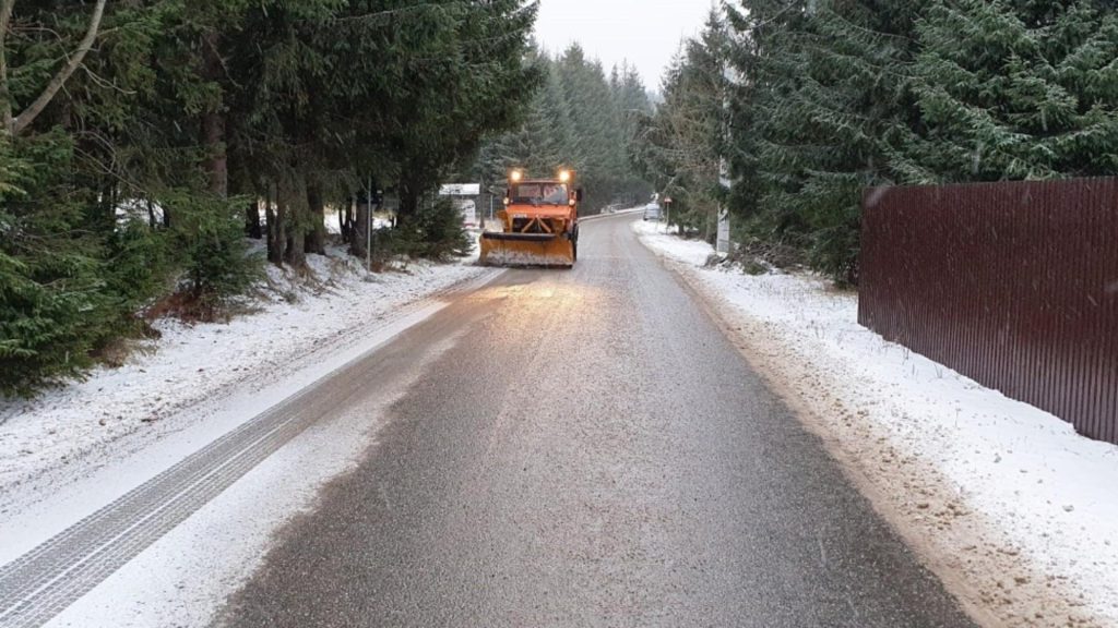 Alertă de drumuri extrem de periculoase în Oltenia. Ploaia înghețată transformă șoselele în patinoar. Avertismentul CNAIR