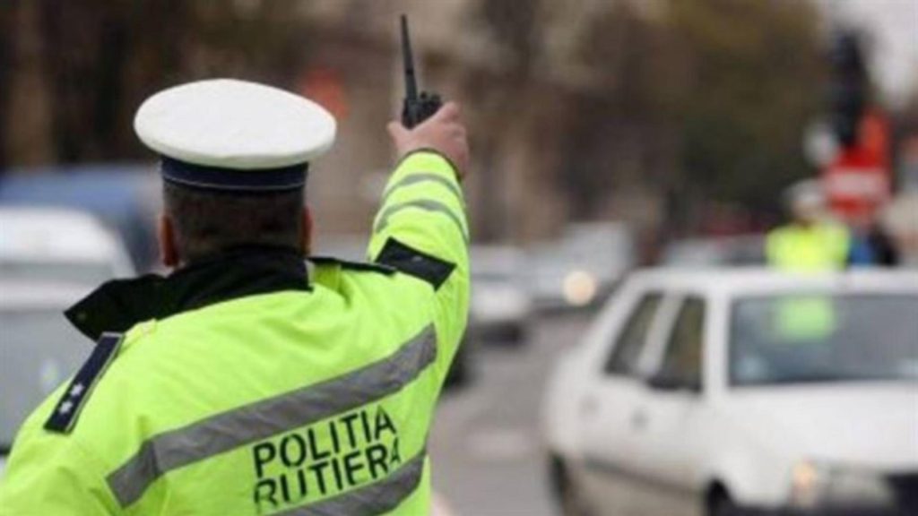 Doi răniţi, între care un minor, după ce un autoturism s-a răsturnat, în judeţul Cluj
