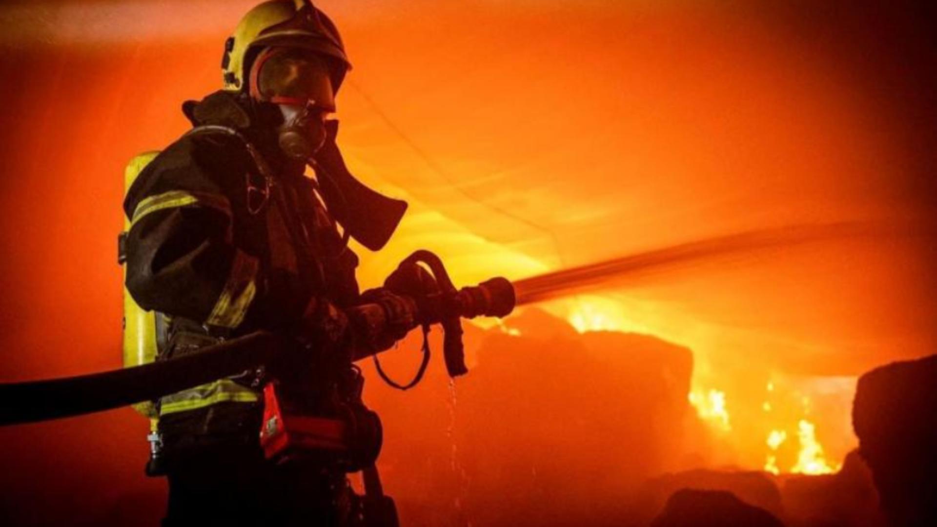 O casă a ars în totalitate în noaptea de Revelion, în județul Suceava. Pompierii au intervenit pentru stingerea a două mari incendii din județ