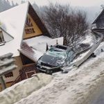 Cascadorie involuntară la Predeal. O mașină a zburat de pe șosea și a aterizat pe acoperișul unei pensiuni FOTO+VIDEO