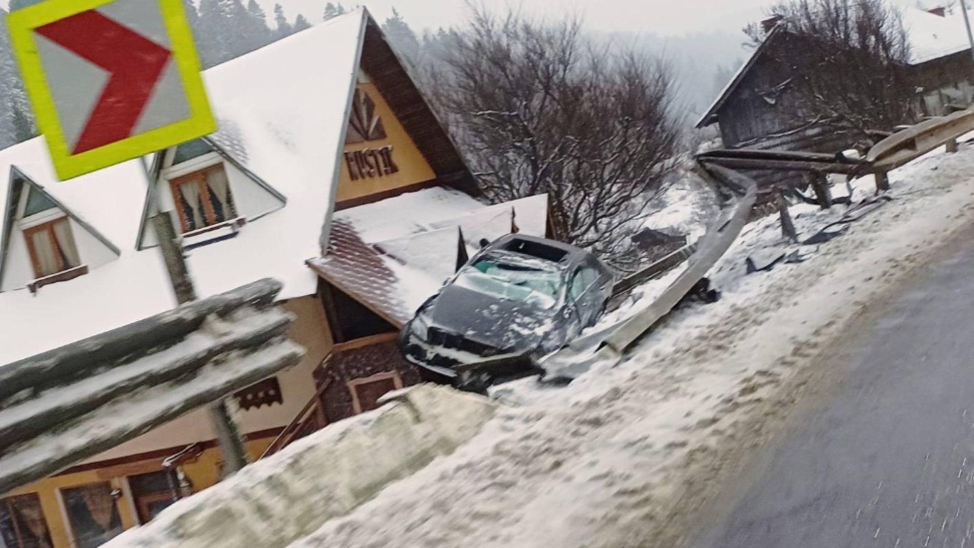 Cascadorie involuntară la Predeal. O mașină a zburat de pe șosea și a aterizat pe acoperișul unei pensiuni FOTO+VIDEO