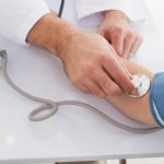 Tăierea primei zile de concediu medical lovește pacienții cronici și oncologici. Scrisoare deschisă către Bolojan: „Nu e o corecție, e pâinea pe o săptămână”