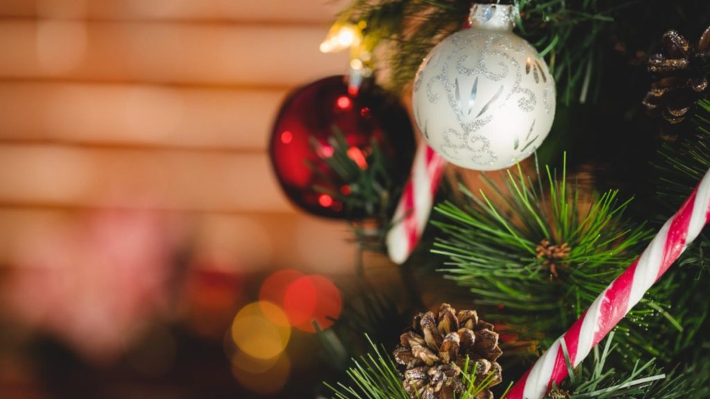 Când e momentul potrivit să strângi bradul de Crăciun: tradiții și bune practici