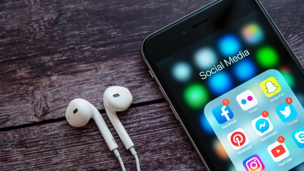 Franța urmează exemplul Australiei: rețele sociale ar putea fi interzise pentru adolescenți