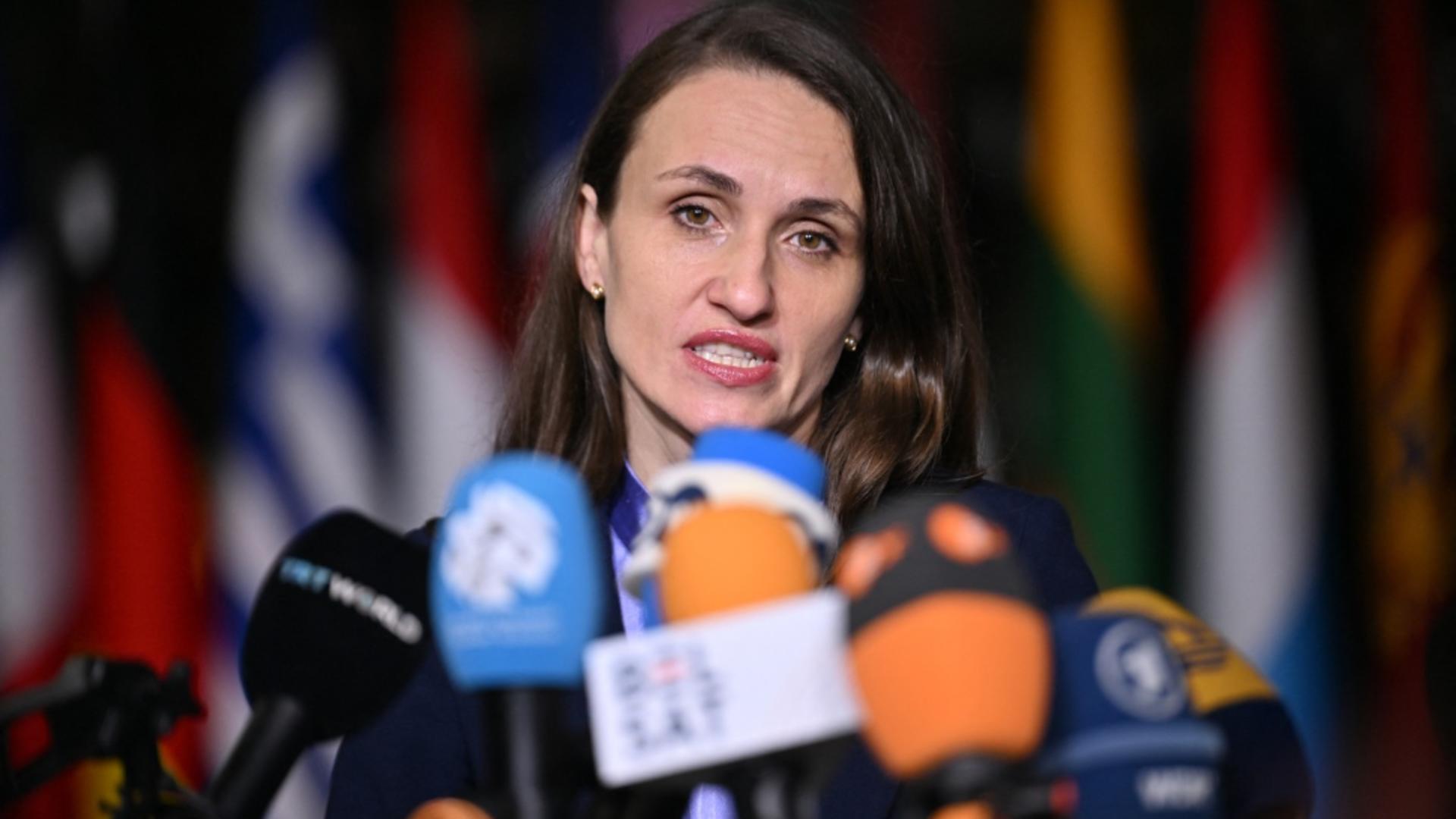 În plină austeritate bugetară, rezista de la Externe dă 18.000 de euro pe un raft metalic