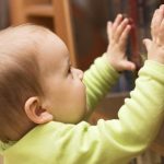 Copil rănit după ce un dulap s-a prăbușit peste ele: incident grav la o grădiniță din Baia Mare