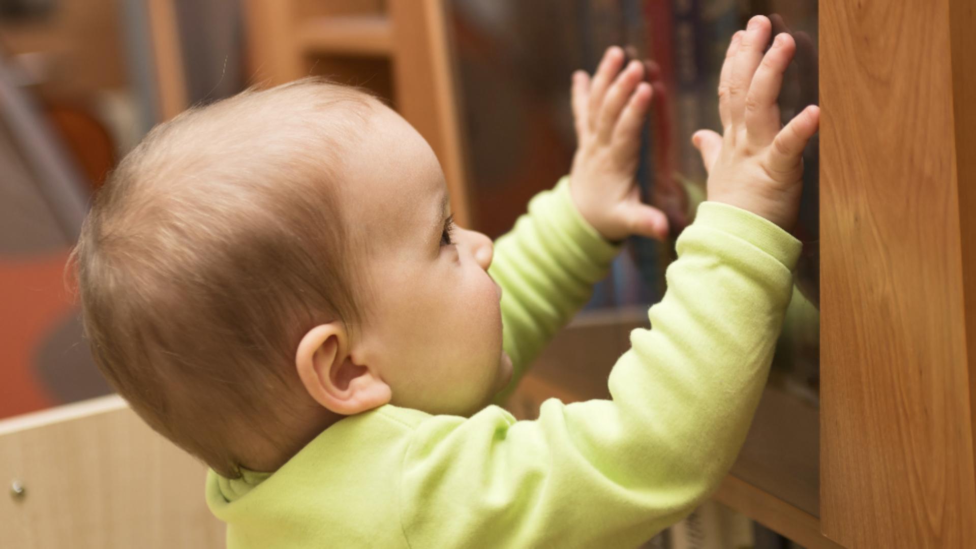 Copil rănit după ce un dulap s-a prăbușit peste ele: incident grav la o grădiniță din Baia Mare