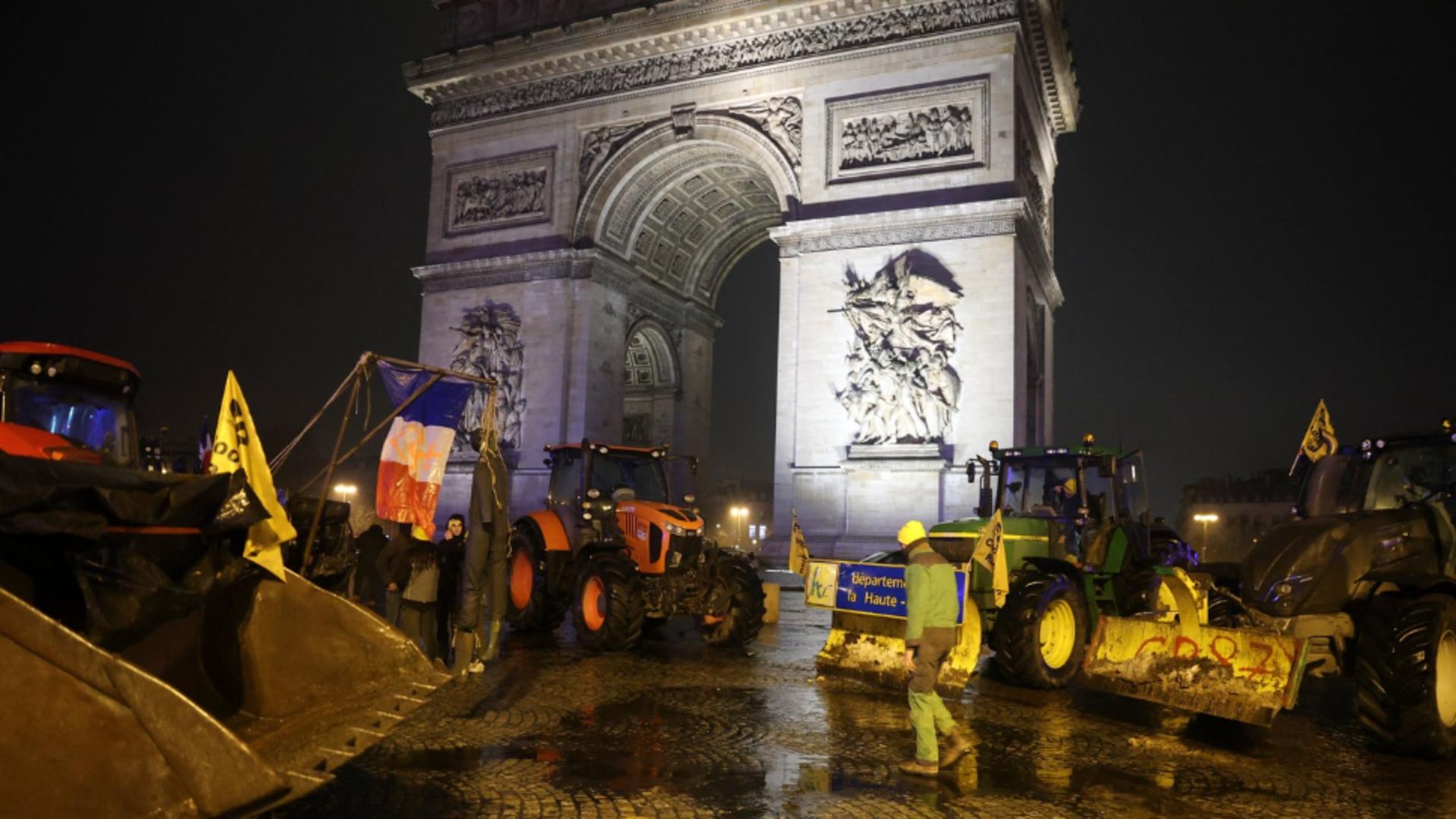Proteste masive ale agricultorilor în Franța: zeci de tractoare sunt în centrul Parisului. Guvernul amenință: Este ilegal, așa ceva nu poate continua – VIDEO/LIVE TEXT