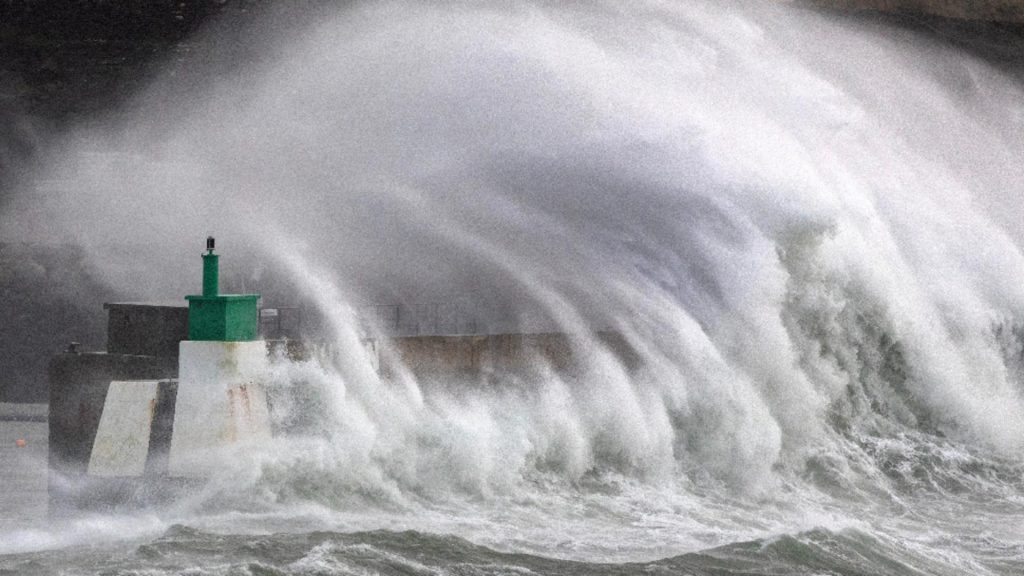 Franța, lovită crunt de furtuna Goretti: sute de mii de gospodării fără electricitate. Vânt de peste 200 km/h