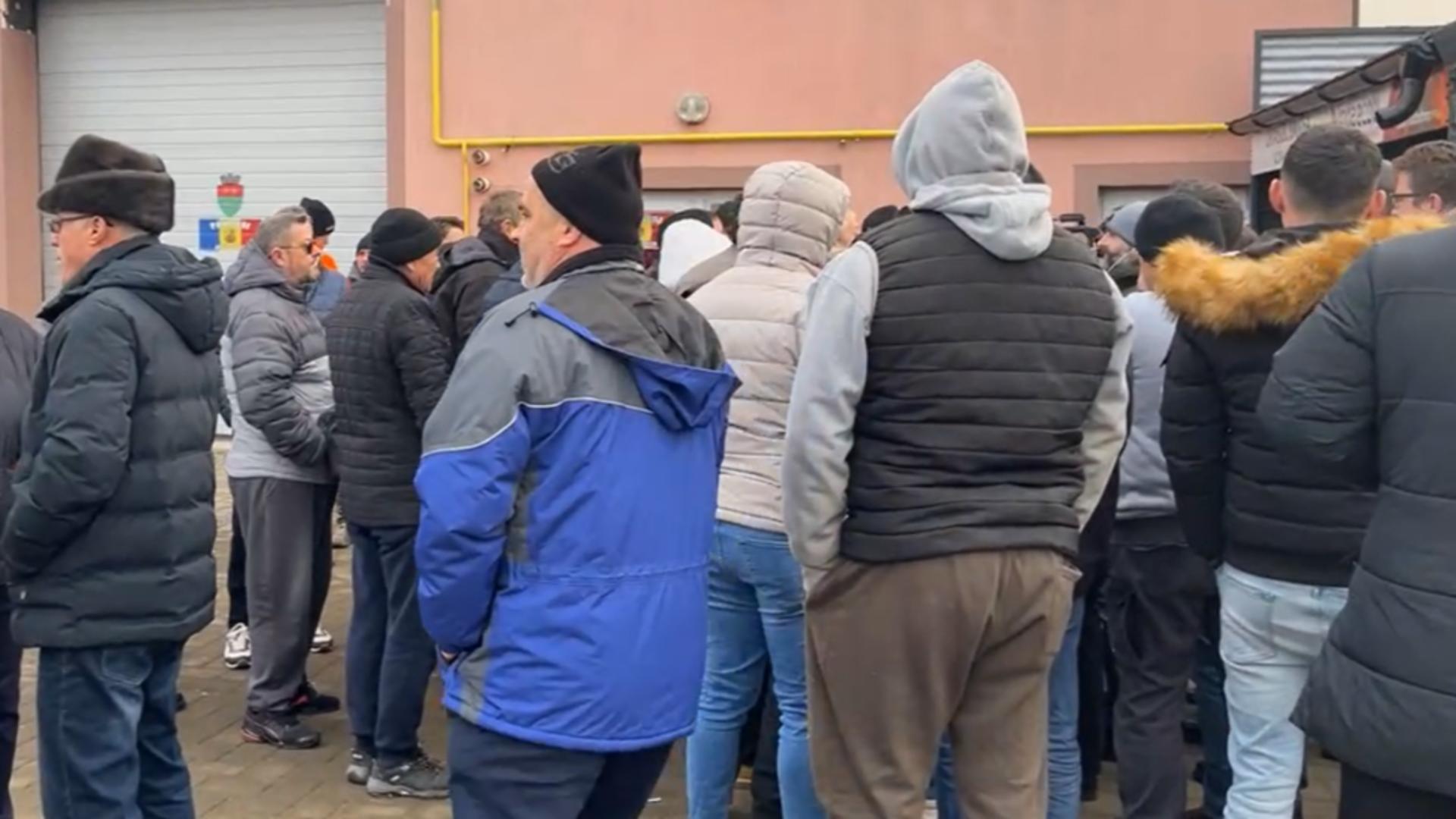 Protest la Salcea după creșterea impozitelor. Oamenii au venit să plătească mai devreme ca să beneficieze de bonificație, dar au rămas șocați de noile sume – VIDEO