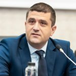 Scandalul „Spartanul blocat la Paris”. Ministrul MApN, Radu Miruță, explicații halucinante și atac la adresa jurnalistei Realitatea Plus în conferința de presă – VIDEO