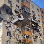 Blocul din Rahova rămâne o ruină, Primăria dă vina pe un proprietar internat în spital pentru blocarea lucrărilor