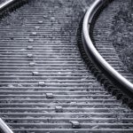 Accident feroviar grav. Un tren de călători a intrat într-un TIR