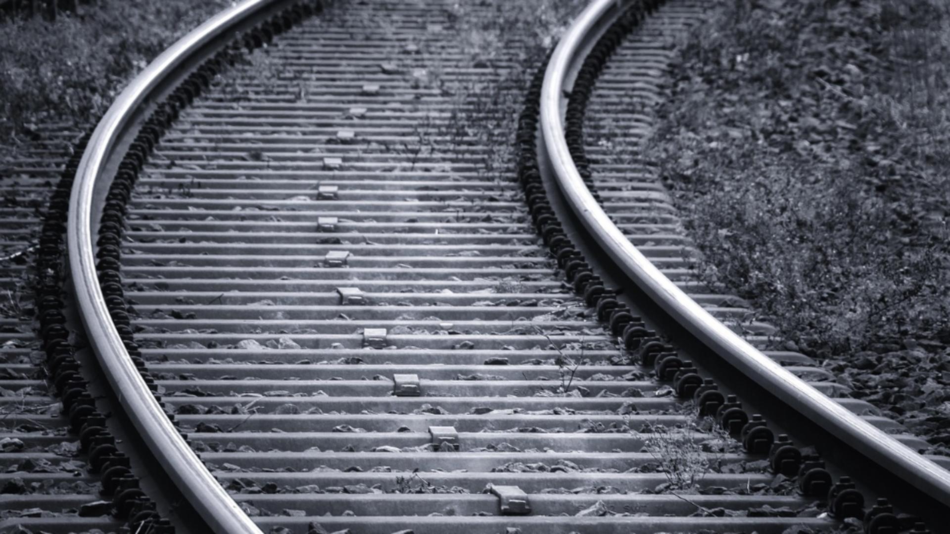 Accident feroviar grav. Un tren de călători a intrat într-un TIR