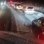 Trafic blocat pe DN 67C: Sectorul Novaci – Rânca. Turiștii și-au parcat mașinile pe marginea drumului VIDEO