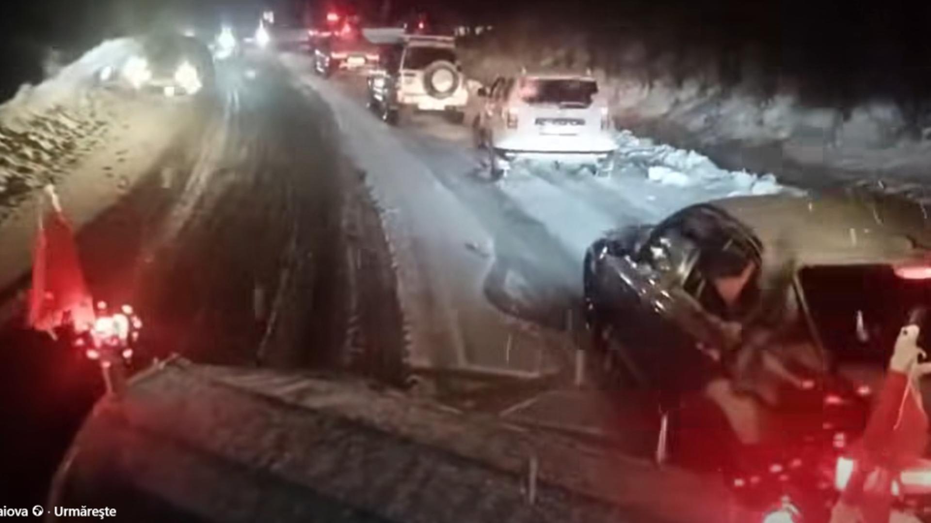 Trafic blocat pe DN 67C: Sectorul Novaci – Rânca. Turiștii și-au parcat mașinile pe marginea drumului VIDEO