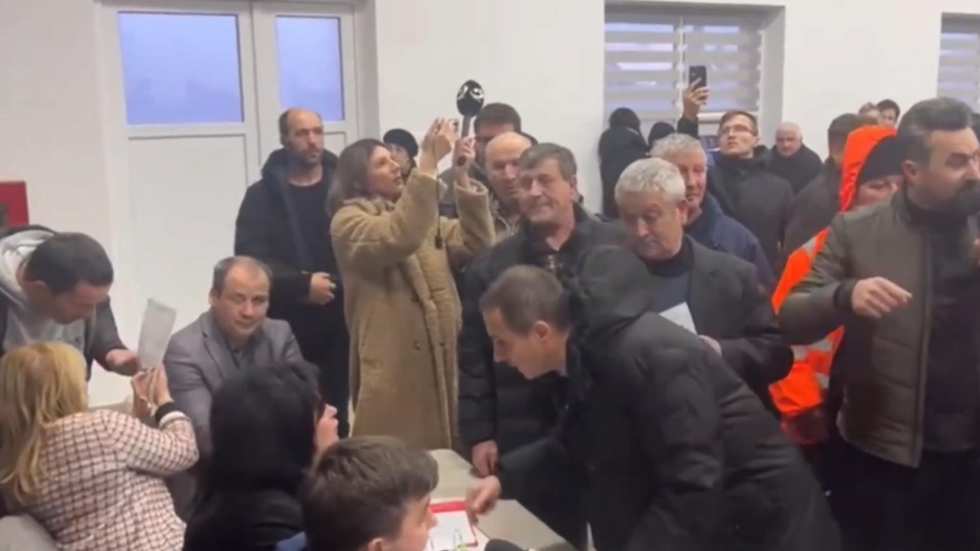 Scandal monstru într-o primărie din județul Suceava. Cetățenii cer socoteală edilului pentru scumpirile anunțate de la 1 ianuarie VIDEO