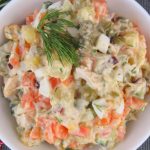 Salată de legume cu somon afumat și maioneză. Rețetă perfectă pentru o masă festivă