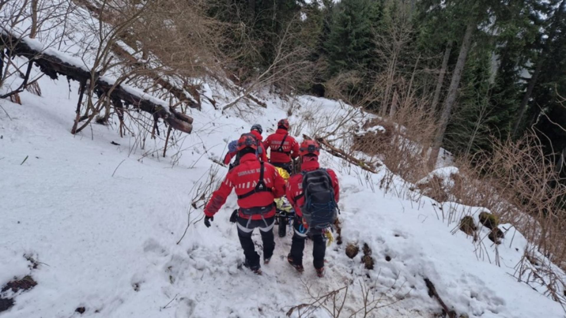 Operațiune de salvare extremă în Maramureș. La minus 20 de grade și zăpade de un metru, un cetățean ucrainean a fost salvat din munți de salvamontiști