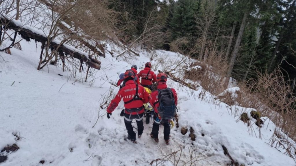 Operațiune de salvare dificilă pe Masivul Ceahlău: un tânăr inconștient a fost recuperat de salvamontiști după patru ore