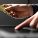 „Curierul fantomă”, noua escrocherie care face victime în rândul românilor. Cum funcționează metoda care imită livrările reale