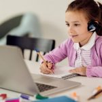 Gerul crunt blochează școala. Elevii trimiși acasă, cursuri mutate online în mai multe județe