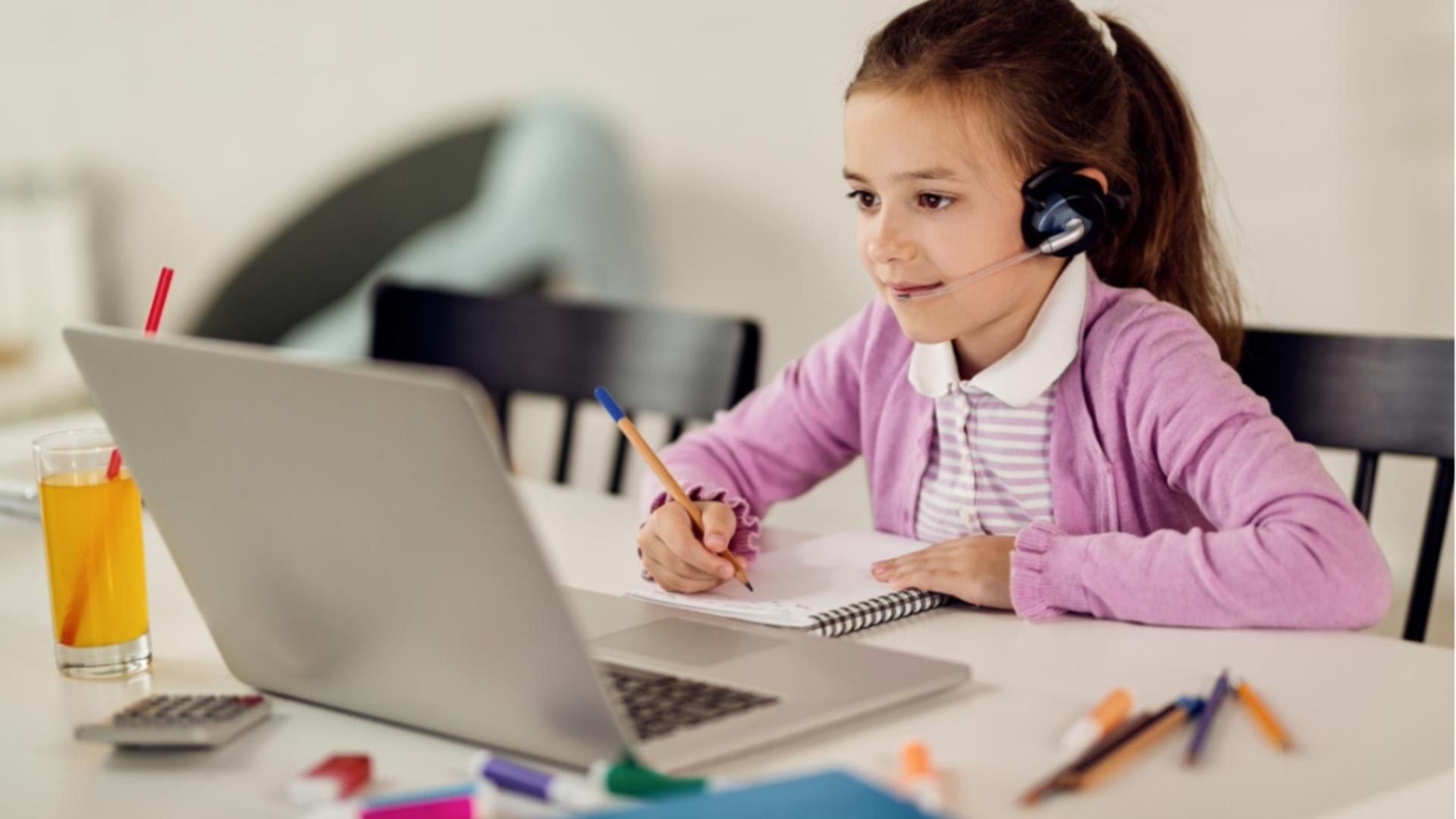 Gerul crunt blochează școala. Elevii trimiși acasă, cursuri mutate online în mai multe județe