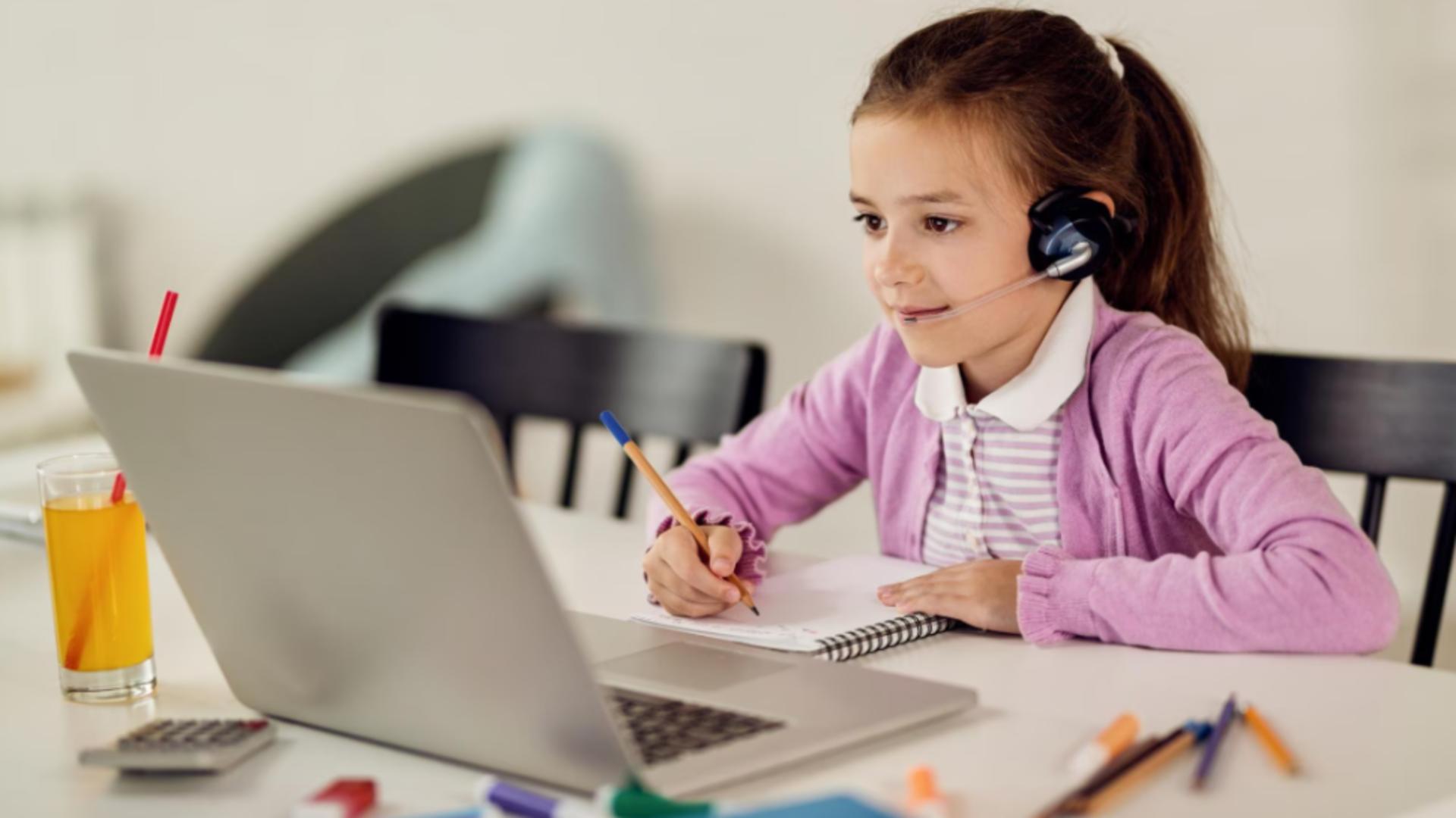 Iarna și gerul crunt pun lacăte pe ușile școlilor. Șase unități din patru județe mută lecțiile online, o școală suspendă cursurile