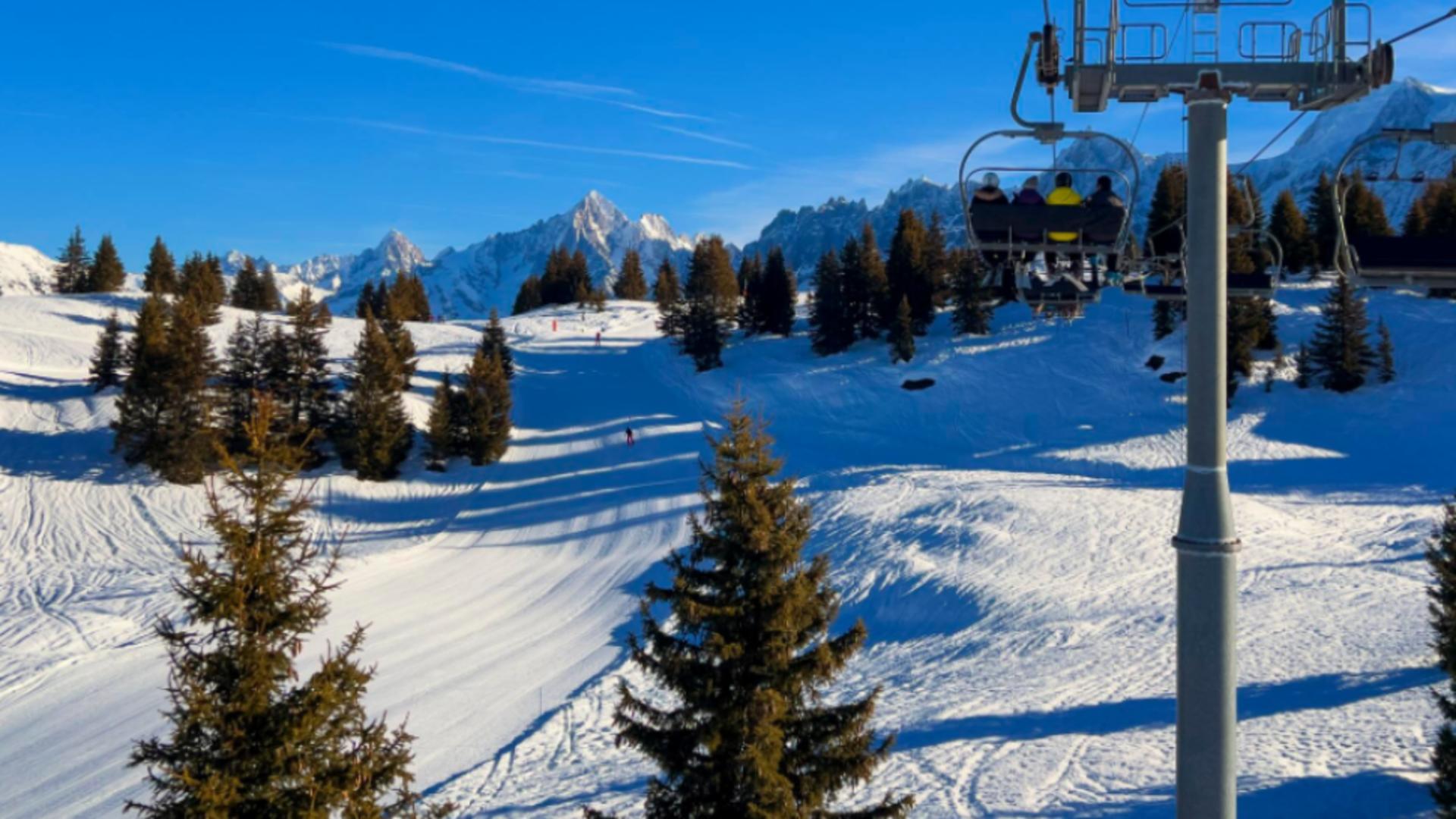 Accident șocant pe pârtie. O turistă și-a fracturat coloana pe Transalpina
