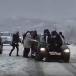 Lipsa anvelopelor de iarnă, pericol pe șosea. Soluția extremă a unor tineri pe un drum înghețat