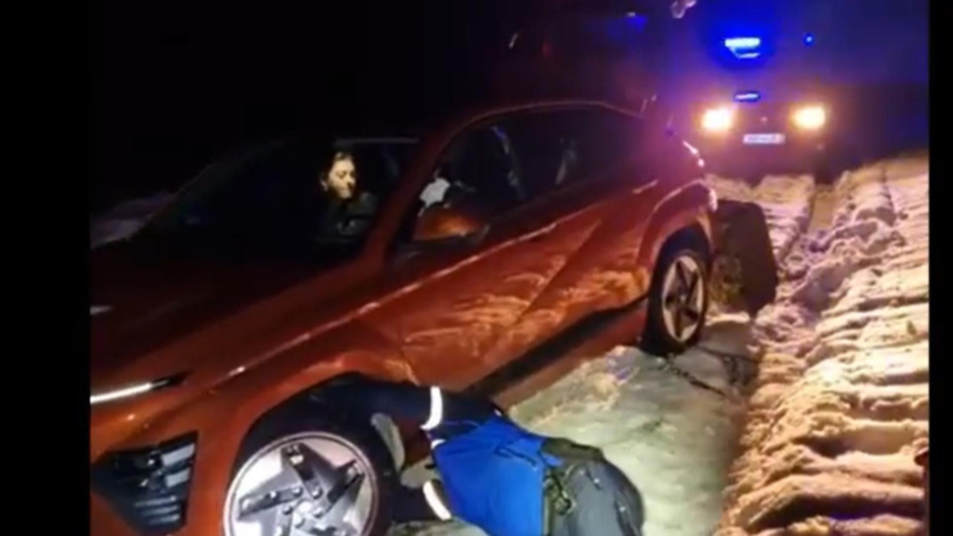 Intervenție contra cronometru la Șugag. Familie salvată de jandarmii montani după ce a rămas blocată în nămeți VIDEO