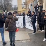 Revoltă la Spitalul Județean Buzău. Zeci de oameni cer dreptate după moartea suspectă a unui tânăr. Ce răspunde conducerea unității medicale VIDEO