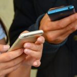 O nouă metodă de înșelătorie în România. Cum poți rămâne fără bani în conturi după ce primești un SMS de la „curier”