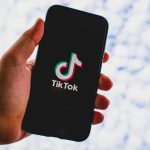 Noua provocare de pe TikTok aduce amenzi usturătoare și chiar dosare penale. Avertismentul Ministerului Afacerilor Interne