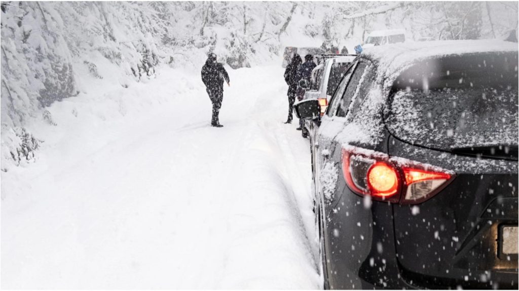 Românii iau cu asalt pârtiile de schi. Traficul pe DJ 184, în localitatea Cavnic, îngreunat ca urmare a numărului ridicat de autoturisme