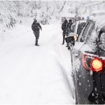 Românii iau cu asalt pârtiile de schi. Traficul pe DJ 184, în localitatea Cavnic, îngreunat ca urmare a numărului ridicat de autoturisme