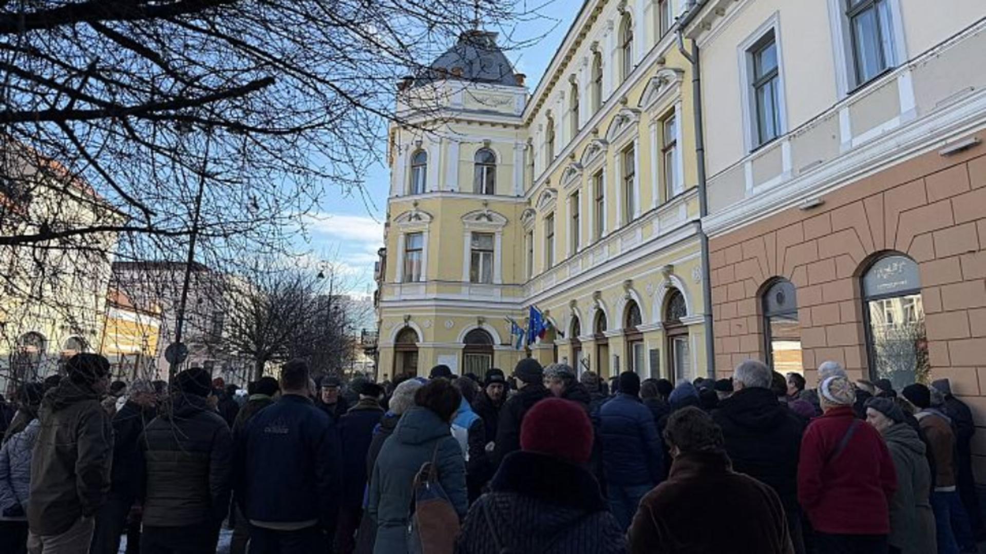 Revoltă din cauza taxelor în țară. Proteste la primărie