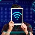 Tehnologia care „vede” prin pereți. Cum putem fi spionați de un aparat banal din propriile locuințe