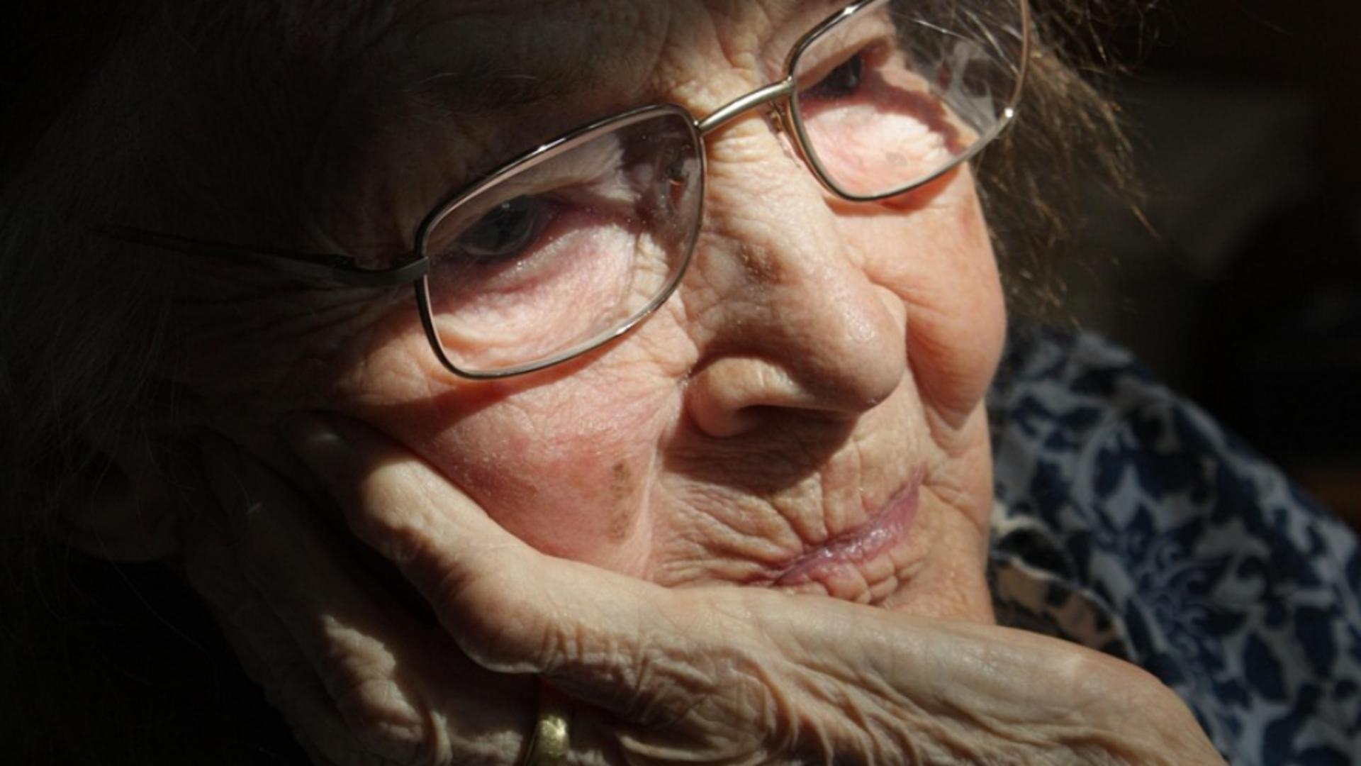 Criză majoră pentru pensionari: pensii blocate, bani întârziați după Sărbătorile scumpe. Cum se vor descurca oamenii