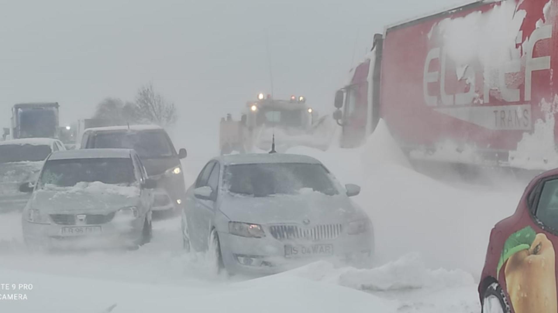 Mai multe mașini au rămas înzăpezite în județul Botoșani. A fost necesară intervenția pompierilor