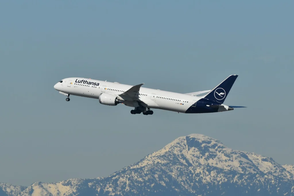 Avion Lufthansa deviat de urgență după ce o baterie externă a luat foc la bord. Aproape 200 de pasageri se aflau în aeronavă